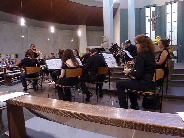 Orchesterbild in Kirche