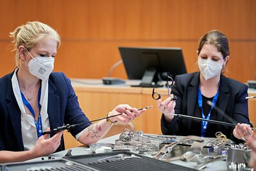 OP-Workshop minimal-invasives Operieren (v.l.n.r.: Friederike Ening, Daniela Klübenspies)