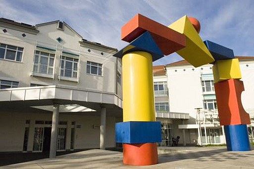 Foto: Zentrum für Kinder- und Jugendmedizin, Haupteingang / Markus Schmidt