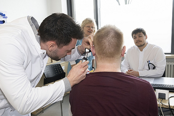 Student untersucht Patient