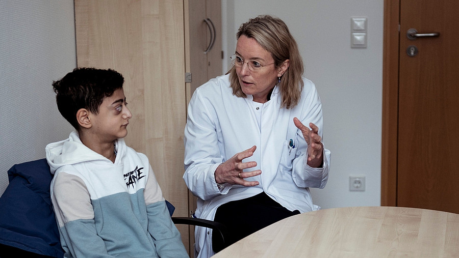 Mohamad und Ärztin im Gespräch