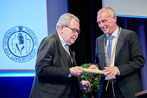 Ehrung des Generalsekretärs der DGCH, Prof. Hans-Joachim Meyer durch den Präsidenten, Prof. Hauke Lang