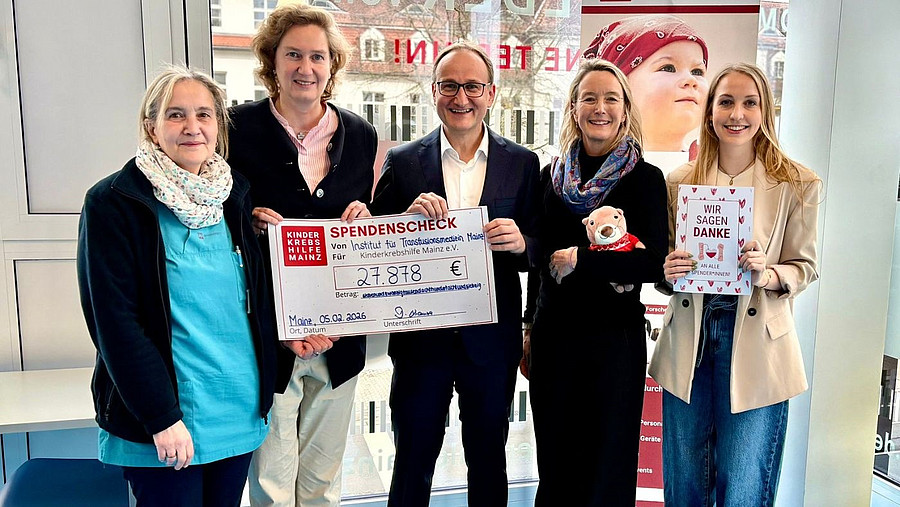 Spende wird an Kinderkrebshilfe übergeben