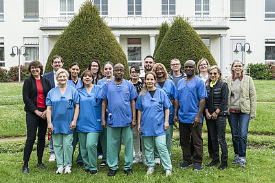 Ab sofort zuständig für alle Reinigungsaufgaben an der Universitätsmedizin Mainz: die Reinigungsspezialist:innen der S.UM GmbH, einer eigenständigen Tochtergesellschaft der UM. Gründungspartner ist der Facility-Management-Dienstleister Sodexo, Co-Geschäftsführende sind Dr. Daniela Stiegel (Universitätsmedizin Mainz, ganz links) und Sven Müller-Winter (Sodexo, 2. v. l.).