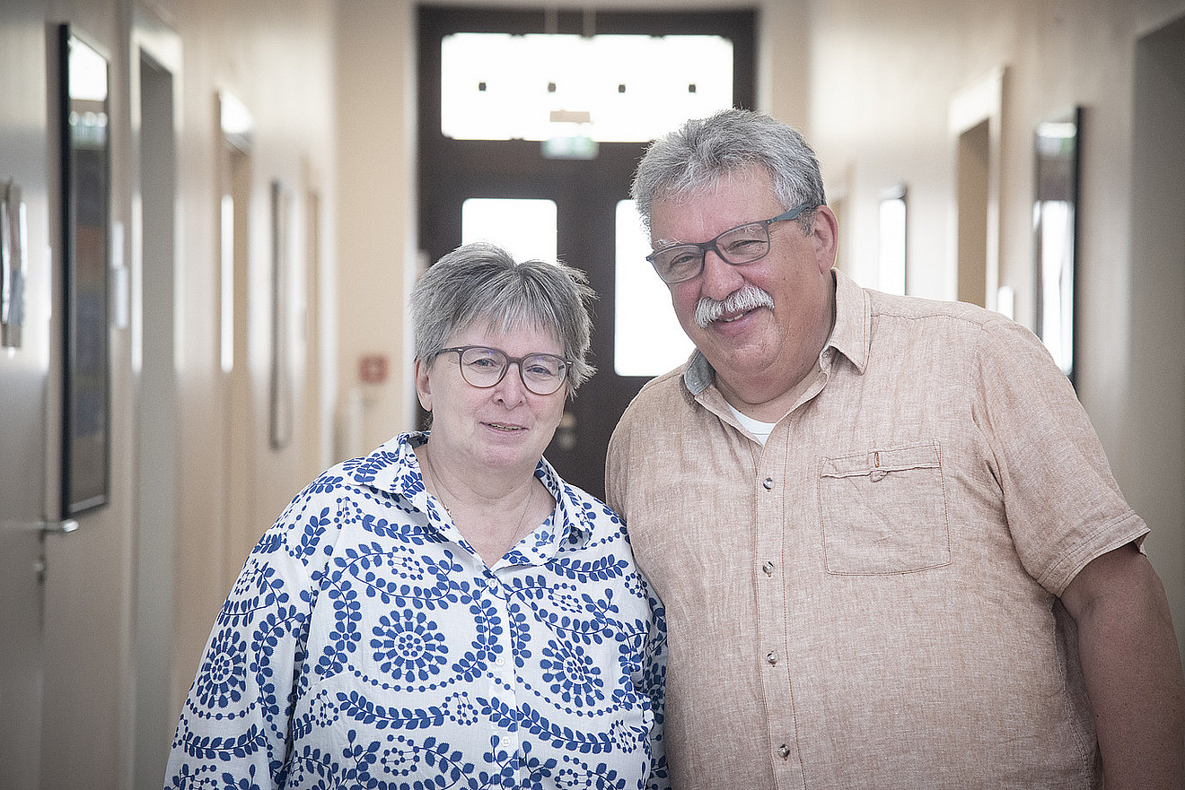Martina Fuchs und Peter Oebels im Flur vor ihrem Büro