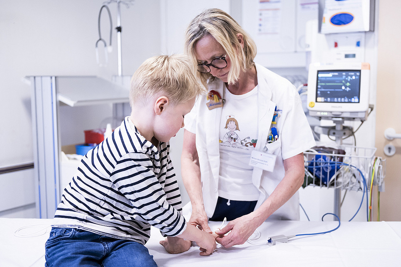Kind mit Krankenschwester