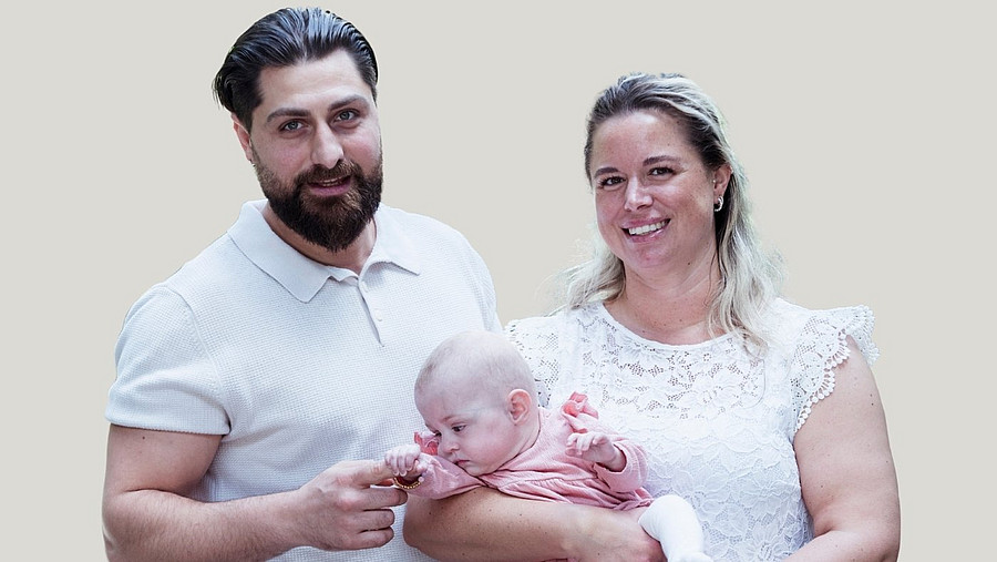 Portrait von Davide Biundo und Michelle Weckbacher mit ihrer Tochter Noelia