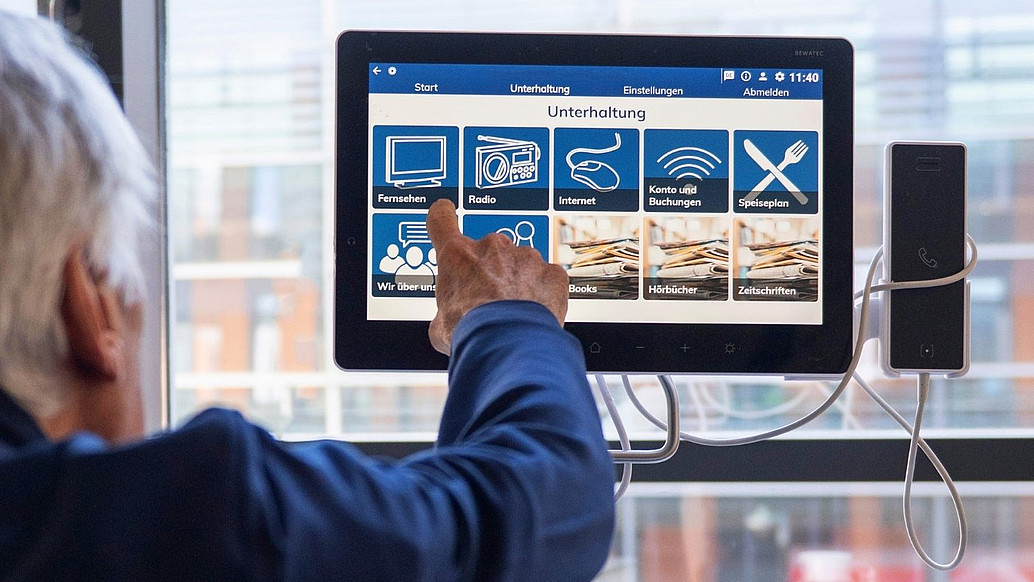 Patient bedient Infotainment-Bildschirm