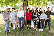 Team des Giftinformationszentrums Mainz vor dem Haupteingang der Universitätsmedizin Mianz