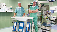 Univ.-Prof. Dr. Hauke Lang (links) und Dr. Jens Mittler (rechts) im OP mit dem neuen Maschinenperfusor.