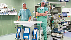 Univ.-Prof. Dr. Hauke Lang (links) und Dr. Jens Mittler (rechts) im OP mit dem neuen Maschinenperfusor.