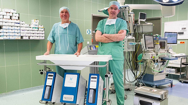 Univ.-Prof. Dr. Hauke Lang (links) und Dr. Jens Mittler (rechts) im OP mit dem neuen Maschinenperfusor.