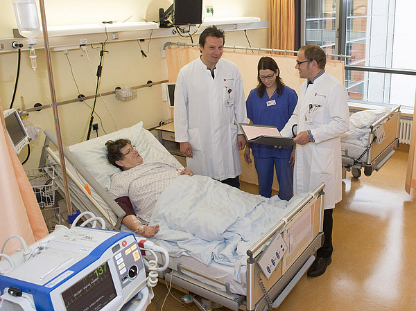 Prof. Rostock und Dr. Sonnenschein bei der Befundbesprechung